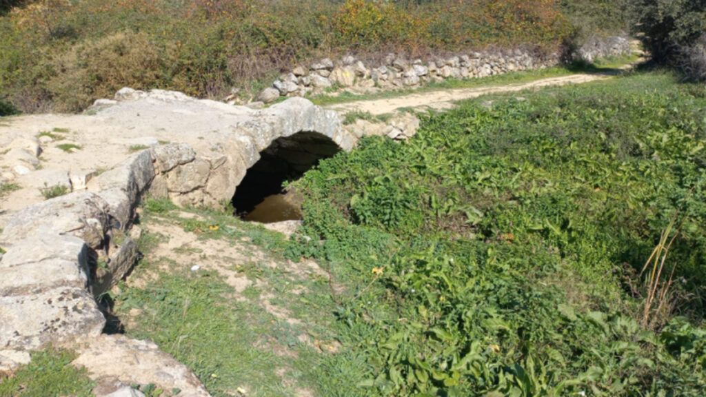 puente romano en la ruta de las hoyas