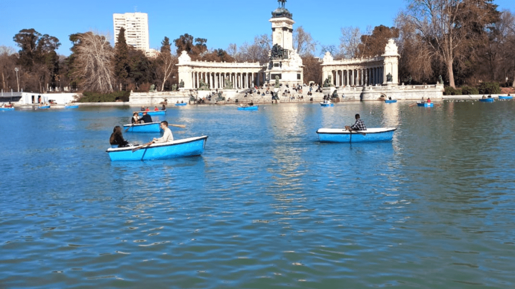 barcas en el parque del retiro