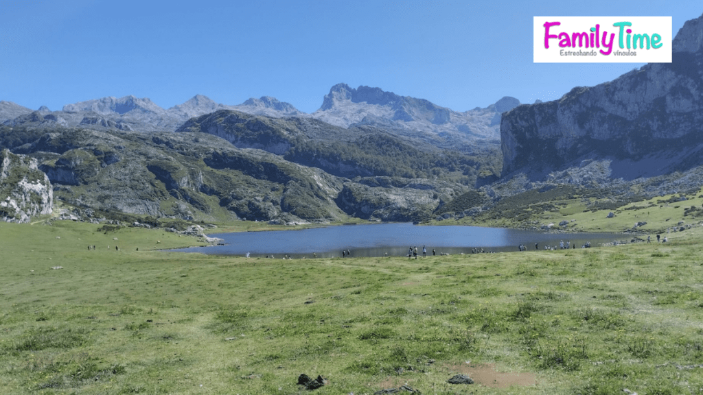 el lago enol en los lagos de covadonga