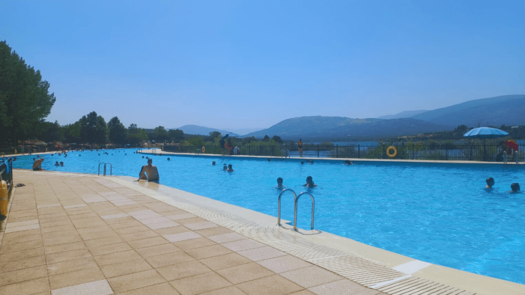 el agua en piscina de riosequillo