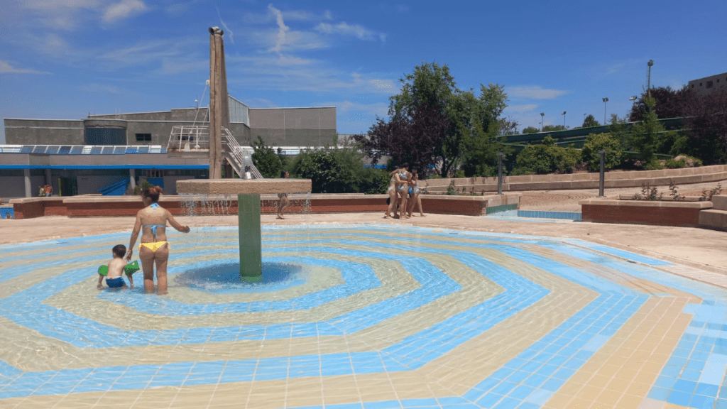 piscina de verano con toboganes