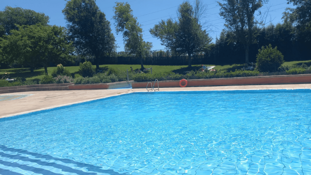 planes de verano: piscinas con toboganes